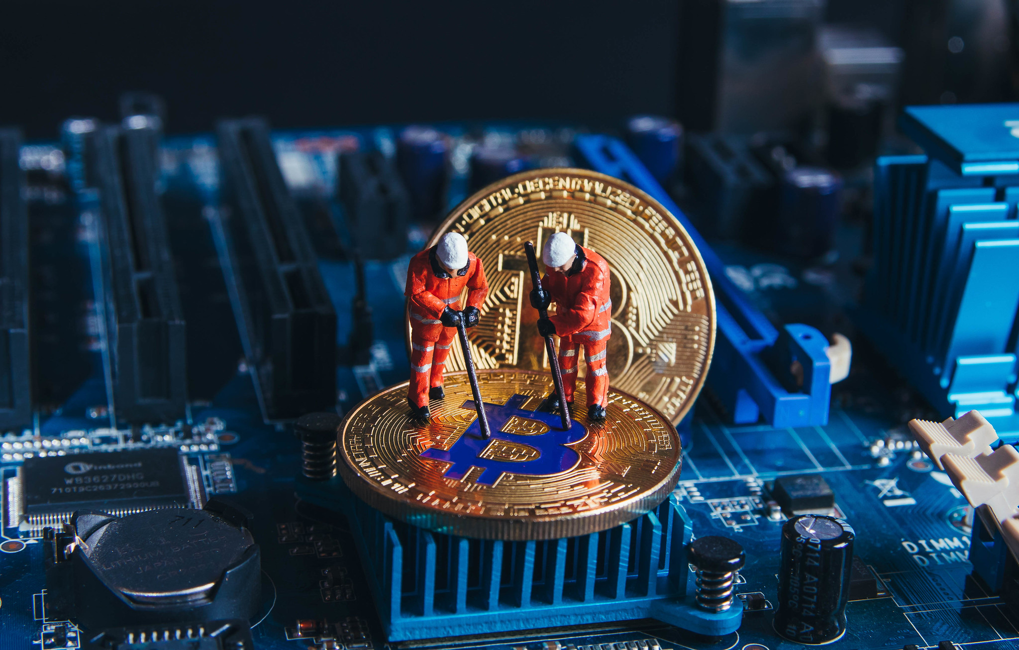 Bitcoin mining. Биткоин добыча. Биткоин майнинг криптовалюта. Майнинг реклама. Добыча криптовалюты картинки.